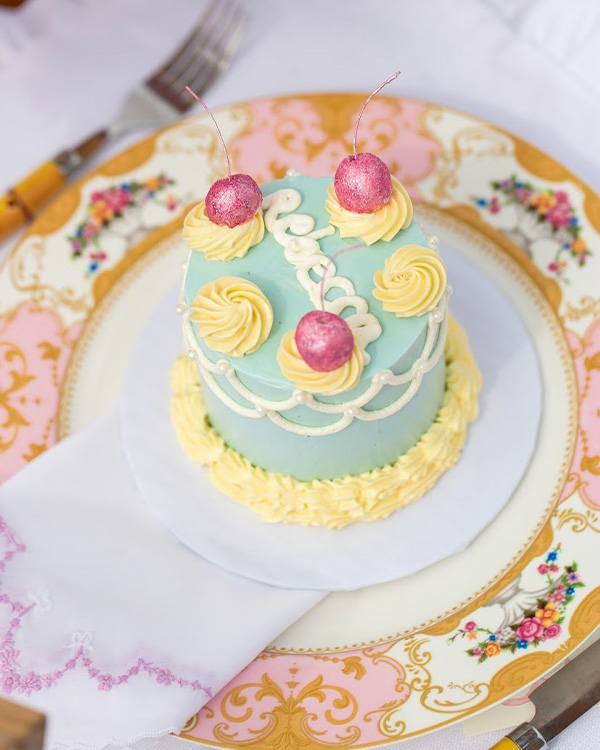 Vintage Cakes Are Trending 